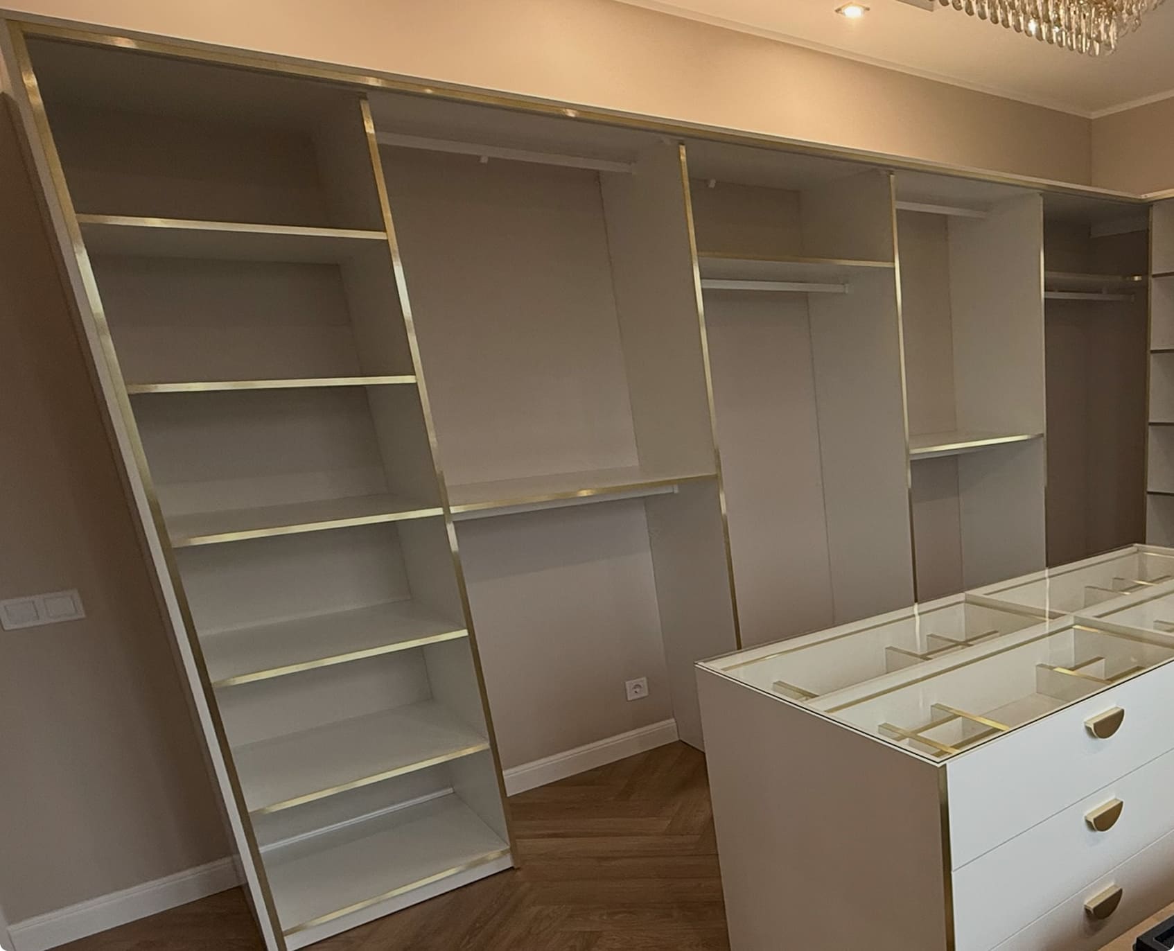 {{ images.hBPLJejprK.alt }}