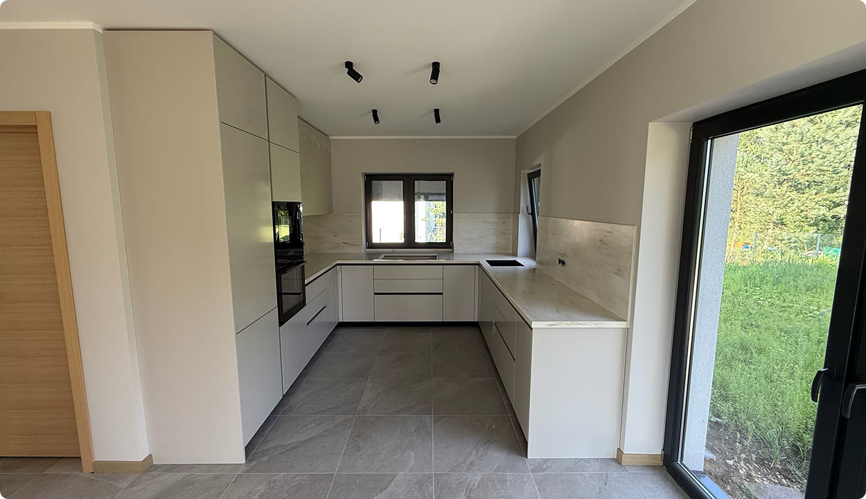 {{ images.iCHiUIbHKT.alt }}